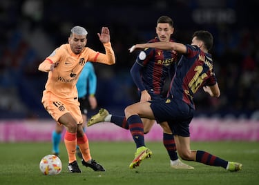 El delantero uruguayo del Atlético, Ángel Correa, con los jugadores granotas, Álex Muñoz y Pablo Martínez.