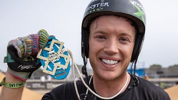 Ryan Williams enseñando una medalla de X Games
