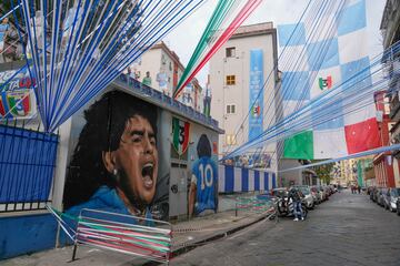 Las calles de la capital de la región de Campania está llena de gente celebrando el inminente Scudetto del Nápoles. La Società Sportiva Calcio Napoli va a su tercer título liguero. El último fue en la campaña 1989/90 cuando reinaba el '10'.