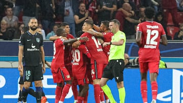 Los jugadores del Bayer Leverkusen celebran un gol ante el Atleti.