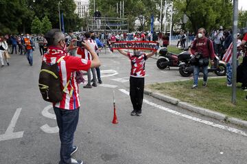 Algunos aficionados del Atltico de Madrid se acercaron a la fuente madrile?a de Neptuno para celebrar el ttulo de Liga conseguido.