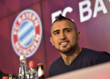 Arturo Vidal en la conferencia de prensa donde fue presentado en Bayern Munich.