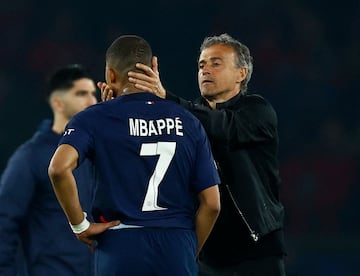 Luis Enrique consuela a Mbappé tras quedar el PSG fuera d ela final de la Champions.