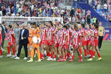 Las jugadoras del Atlético de Madrid tras terminar el encuentro contra el Barcelona.