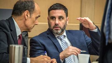 MIA91. FORT LAUDERDALE (FL, EEUU), 16/01/2019.- El hispano-estadounidense Pablo Ibar (d) conversa con su abogado Benjamin Waxman durante su juicio hoy, en el tribunal estatal de Florida, en Fort Lauderdale, Florida (EE.UU.). El cuarto juicio contra el hispano-estadounidense Pablo Ibar por un triple asesinato cometido en Miramar (Florida) en 1994 entra este jueves en su fase de deliberaciones, en la que un jurado deberá decidir si lo declara culpable o no culpable. EFE/Giorgio Viera