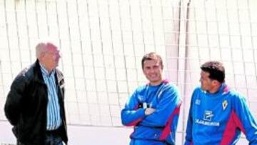 <b>SU GRAN VALEDOR. </b>José Antonio García Franco animó a Campos en esta larga y dura semana para el míster de Mazarrón.