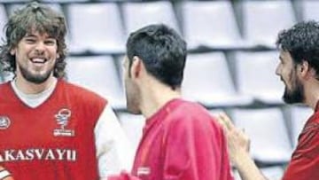 Marc Gasol junto a otros jugadores del Akasvayu