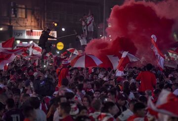 Los aficionados de River celebran el triunfo de su equipo en la Final de la Copa Libertadores ante Boca en la Plaza del Obelisco.