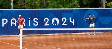 Carlos Alcaraz y Rafa Nadal realizan su primer entrenamiento de dobles en la pista 2 de Roland Garros.