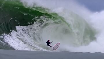 Joey Kegogh sufriendo un wipeout con su tabla de surf volando el 2 de abril del 2022 en la ola gigante de Deadmans (Sídney, Australia).
