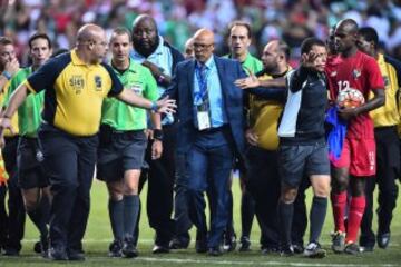 El árbitro Mark Geiger, decretó penalti por una supuesta mano de Torres, lo que enfado de los panameños, que amenazaron incluso con retirarse del campo