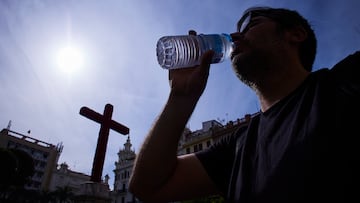 Una persona bebe agua en la plaza de las Tendillas frente a una Cruz de Mayo tras la activación de la alerta amarilla por las altas temperaturas, a 28 de abril de 2023 en Córdoba (Andalucía, España). Ante las altas temperaturas dentro de la provincia de Córdoba, alcanzando y superando los 36,4ºC, la AEMET ha activado la alerta amarilla, ante la previsión de un viento que, mas que calmar las temperaturas, hará que se alcen aún más.
28 ABRIL 2023
Joaquin Corchero / Europa Press
28/04/2023