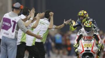 Valentino Rossi lleg&oacute; en la moto de Andrea Iannone a boxes.