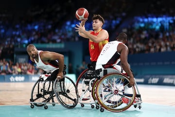 El español Ignacio Ortega durante el partido de la ronda preliminar del Grupo B entre Estados Unidos y España.