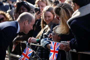 El Rey Carlos III y el Príncipe de Gales visitan por sorpresa a la gente que hace cola para entrar a la capilla ardiente de la reina Isabel II. A su llegada han sido aclamados por las personas que llevan horas esperando.