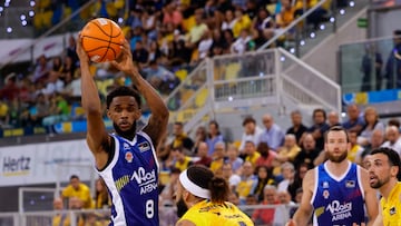 Jean Montero, escolta del Valencia Basket, ante George Conditt, del Dreamland Gran Canaria.
