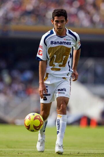 Pese a que terminó por vestir la camiseta rojiblanca, el mediocampista pasó primero por Cruz Azul, cuando su costo ya iba a la baja, pues de Pumas salió con un valor de 2.75 MDE y a Chivas llegó con 1.8.