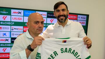 El nuevo entrenador del Elche C.F., Eder Sarabia, junto al director deportivo, Chema Aragón.