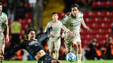 Diego Reyes (L) of Queretaro fights fo rthe ball with Lucca Vuoso (R) of Santos during the 8th round match between Queretaro and Santos as part of the Liga BBVA MX Varonil, Torneo Clausura 2026 at La Corregidora Stadium, on February 27, 2026 in Santiago de Queretaro, Mexico.