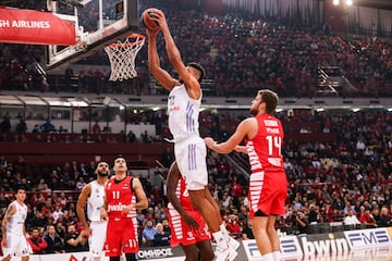 Edy Tavares acabará colgado del aro en esta acción.