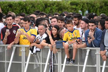 Aficionados de la Juventus de Turn esperando al crack portugus.