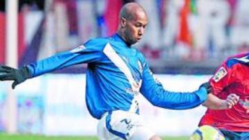 <b>CARENTE DE GOL . </b>Dinei intenta llevarse el balón ante la presencia de un futbolista del Osasuna, en el encuentro del pasado domingo.