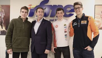 De izq. a dcha: Jeremy Alcoba (Moto3), Manuel Casado (presidente de la RFME), Gabriel Marcell&iacute; (trial) y Enric Francisco (Enduro)