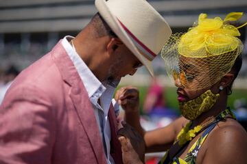 Aficionados a la hípica en el Churchill Downs de Kentucky durante la Kentucky Oaks.s.