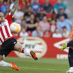 De Jong mareó al Valencia, que sufre su primera derrota (2-1)