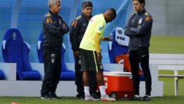 Robinho sigue sin entrenarse por sus dolores en la rodilla derecha