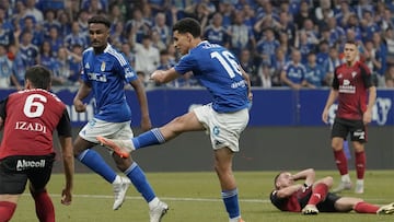 OVIEDO, 21/06/2025.- El delantero marroquí del Oviedo Ilyas Chaira (c) marca su gol, segundo del equipo asturiano, durante el partido de vuelta de ascenso a Primera División que Real Oviedo y Mirandés disputan este sábado en el estadio Carlos Tartiere de Oviedo. EFE/Paco Paredes