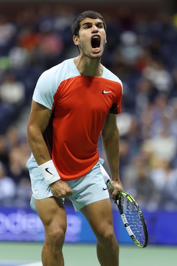 Carlos Alcaraz llega a las primeras semifinales de Grand Slam de su carrera, tras vencer en un histórico partido de cuartos frente a Jannik Sinner. El partido ha acabado 6-3, 6-7(7), 6-7(0), 7-5, 6-3.