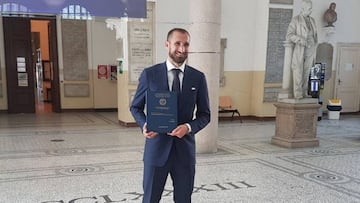 Chiellini, orgulloso con su tesis en la Universidad de Tur&iacute;n.