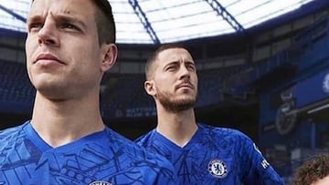 Hazard posa con la posible camiseta de la temporada 2019/20 junto con Azpilicueta.