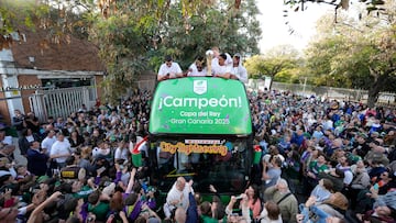 Los jugadores del Unicaja celebran por las calles de Málaga la Copa del Rey 2025.