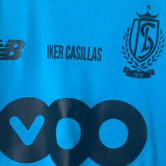 Guillermo Ochoa salió con playera dedicada a Iker Casillas