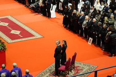 El Rey Felipe VI y la Reina Letizia, durante la misa funeral.