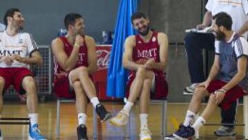 Rudy, Reyes, Mirotic y Sergio Rodr&iacute;guez se r&iacute;en tras un comentario de Clifford Luyk antes del entrenamiento de ayer.
 