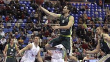 El jugador del Unicaja Sergi Vidal entra a canasta, durante el partido correspondiente a la primera jornada en el Grupo E en el Top-16, de la Euroliga de baloncesto, disputado en el Pabellón Martín Carpena.