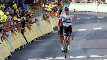 Daryl Impey celebra su victoria de etapa en Saint-Etienne en la octava etapa del Tour de Francia 2019.