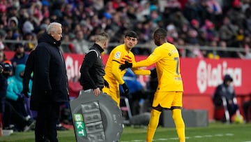 GIRONA, 28/01/2023.- Eldelantero del BC Barcelona Osumane Dembele (d) es sustituido por Pedri durante el partido de LaLiga entre el Girona CF y el FC Barcelona, este sábado en el Estadio Montilivi, en Girona. EFE/ Siu Wu
