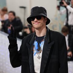 Pete Davidson gave pizza slices to striking WGA workers instead of hosting SNL