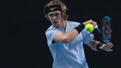 Andrey Rublev devuelve una bola ante Gianluigi Quinzi durante su partido en la primera jornada de las Next Gen ATP Finals en Mil&aacute;n.