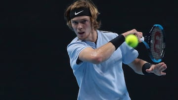 Andrey Rublev devuelve una bola ante Gianluigi Quinzi durante su partido en la primera jornada de las Next Gen ATP Finals en Mil&aacute;n.