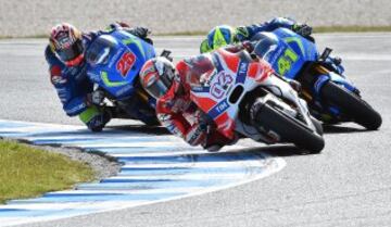 Andrea Dovizioso seguido de Aleix Espargaró y Maverick Viñales.