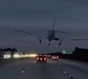 Instantes de terror en plena carretera: una avioneta realiza un aterrizaje de emergencia y acaba estrellándose contra un vehículo