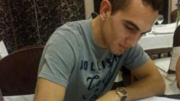 Gonzalo Escalante, durante la firma del contrato.