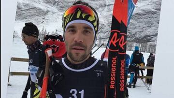 Thibaut Pinot posa con los esqu&iacute;s antes de participar en el Marathon de Bessans de esqu&iacute; de fondo.