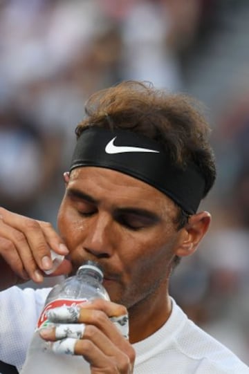 Rafa Nadal se refresca en un descanso entre puntos del primer set.