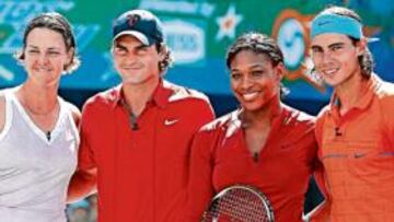 <b>PRESENTACIÓN. </b>Las campeonas del US Open Davenport y Serena posan con Federer y Rafa Nadal.